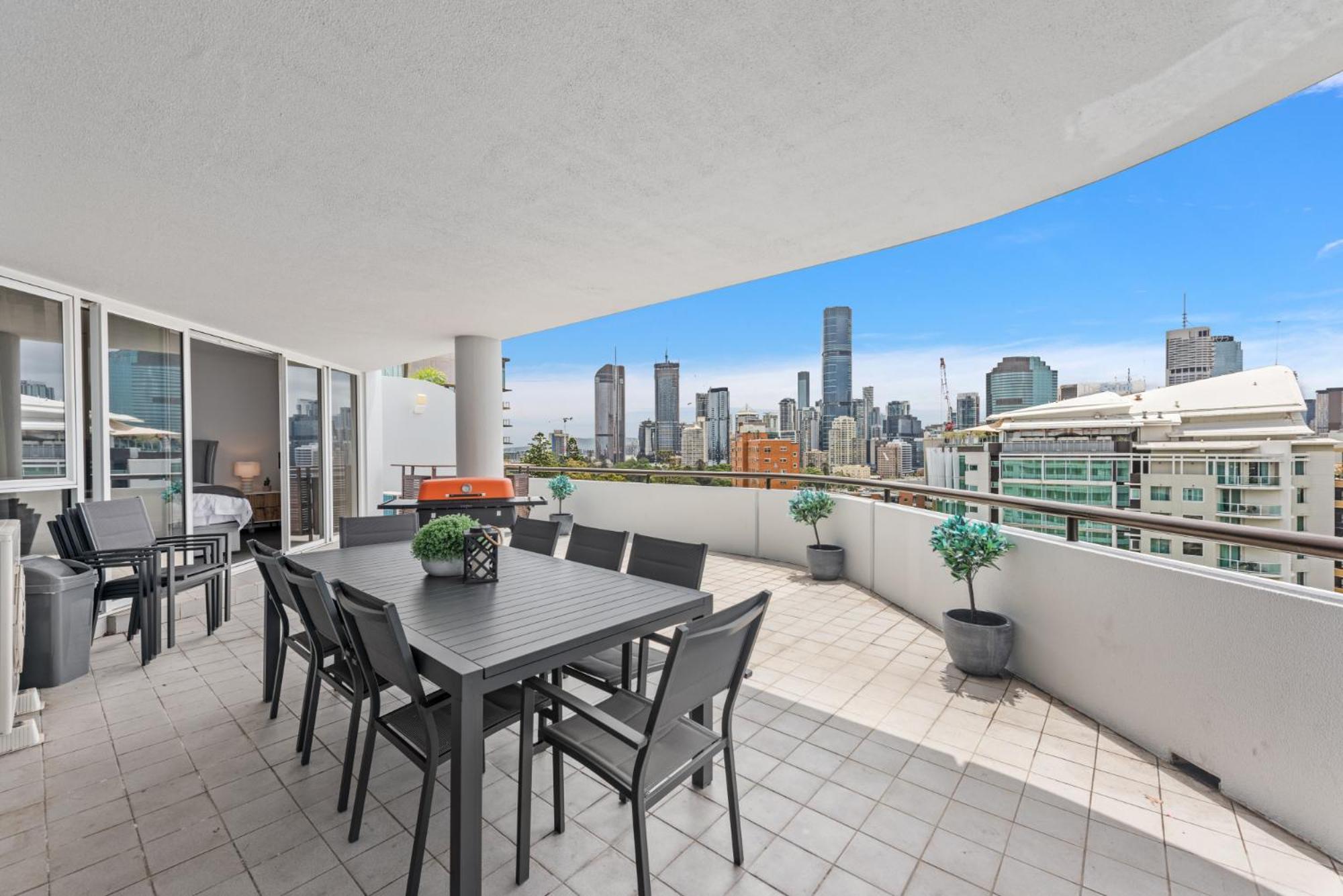 Lavish 3-Bed With Wraparound Balcony And Pool Brisbane Exterior foto