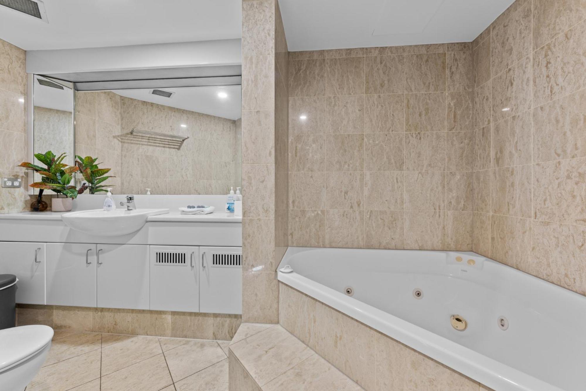 Lavish 3-Bed With Wraparound Balcony And Pool Brisbane Exterior foto