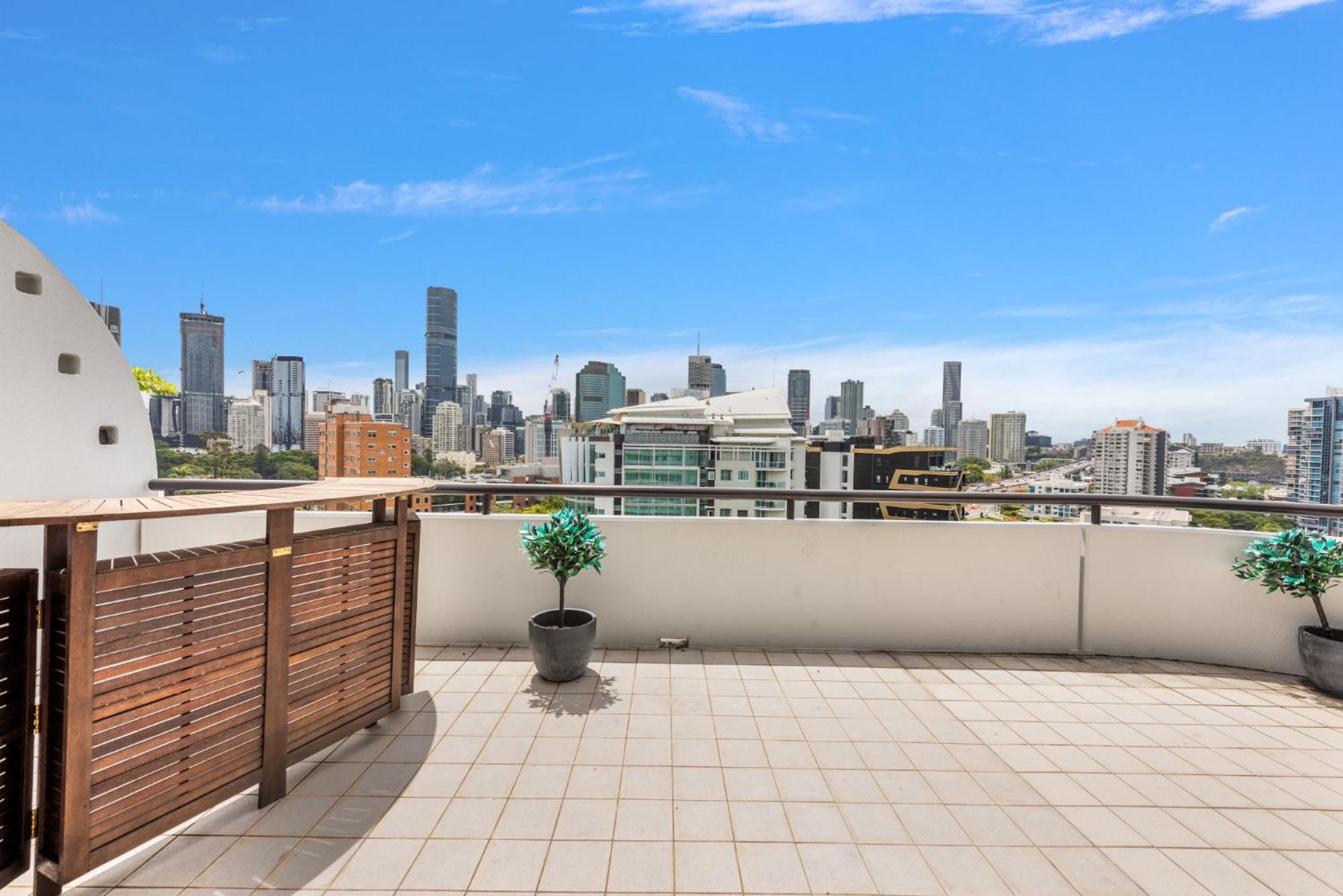 Lavish 3-Bed With Wraparound Balcony And Pool Brisbane Exterior foto