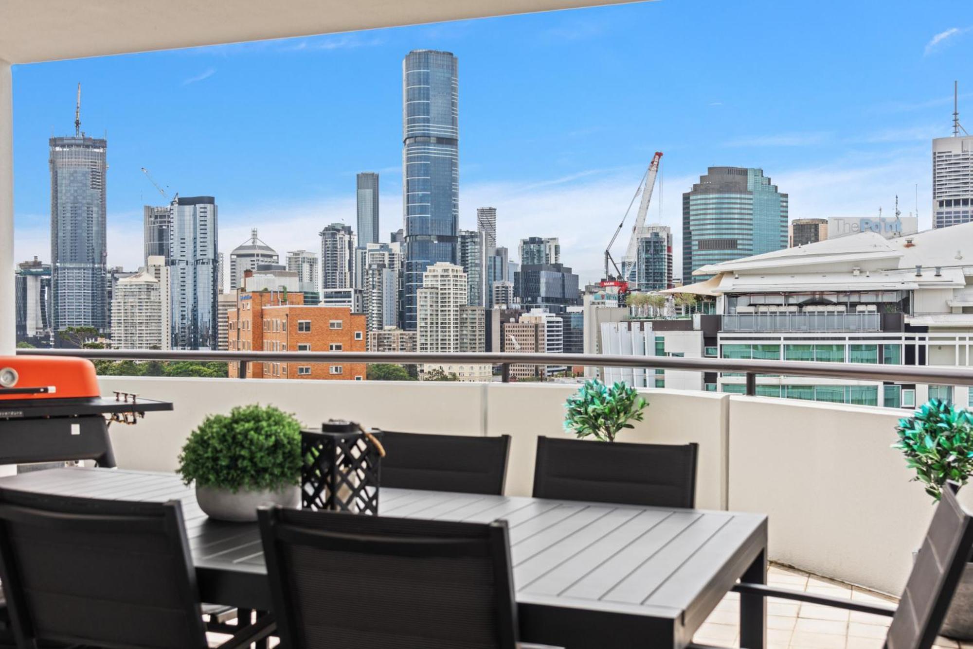 Lavish 3-Bed With Wraparound Balcony And Pool Brisbane Exterior foto