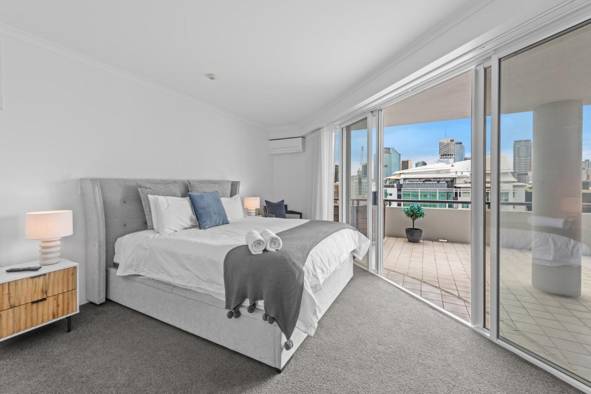 Lavish 3-Bed With Wraparound Balcony And Pool Brisbane Exterior foto
